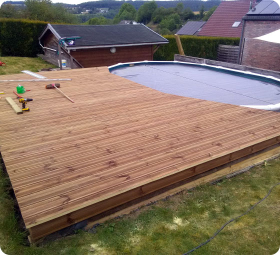 terrasse en sapin rouge et finition en inox pour piscine